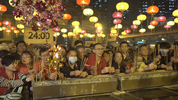 除夕晚上，黄大仙祠大量善信等候上“头炷香”