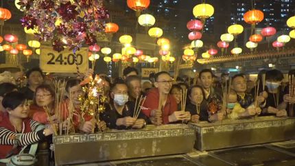 香港黄大仙祠恢复除夕上“头炷香”