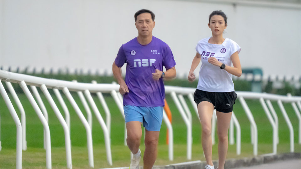 蔡思贝中学时期已开始跟吴师傅练跑，因为吴师傅的鼓励，累积了不少跑比赛经验