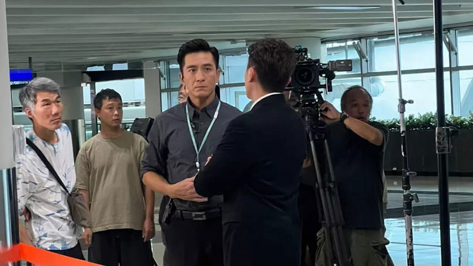 《飞常日志》近期于香港国际机场全实景拍摄(翻拍自马国明FB)